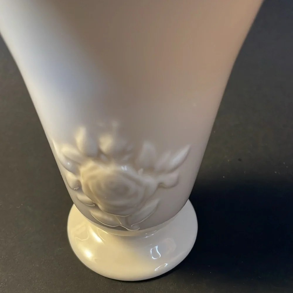 Lenox Special Bud‎ Vase 4” Embossed Roses Gold Trim Ivory Scalloped Footed USA